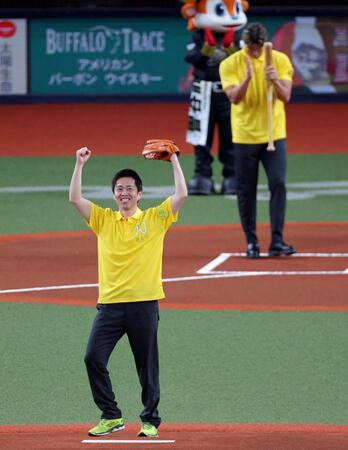 セレモニアルピッチを務めた吉村洋文大阪府知事（撮影・立川洋一郎）