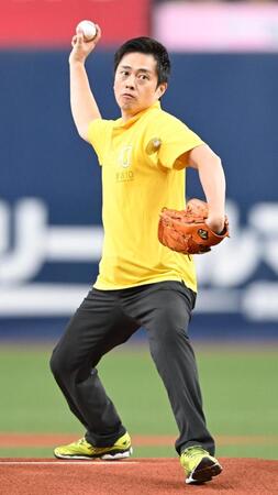 セレモニアルピッチを務める大阪府・吉村洋文知事（撮影・高部洋祐）