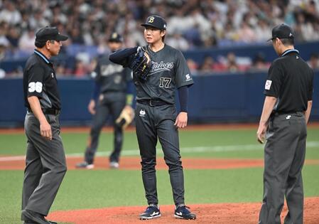 ６回、マウンドで不調を訴える曽谷（撮影・高部洋祐）