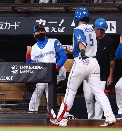 ６回、ソロを放った野村（５）を迎える新庄監督（撮影・中島達哉）