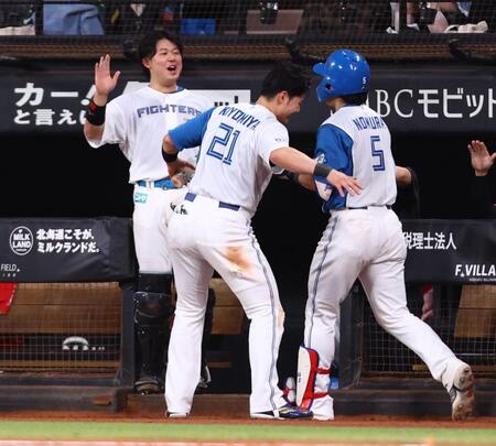 ６回、ソロを放った野村（右）を迎える進藤（左）、清宮幸（撮影・中島達哉）