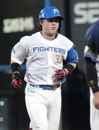 　５回、決勝打となる本塁打を放った日本ハム・進藤＝エスコンフィールド