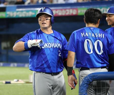 ３回、先制ソロを放ち“デスターシャ”をきめる牧（撮影・金田祐二）