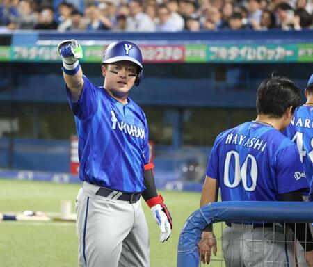 ３回、先制ソロを放ちスタンドを指さす牧（撮影・金田祐二）