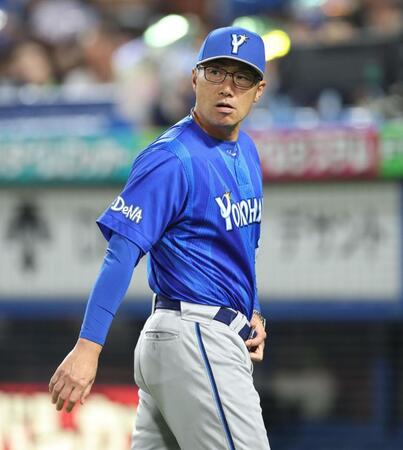 選手交代を告げる相川監督（撮影・金田祐二）