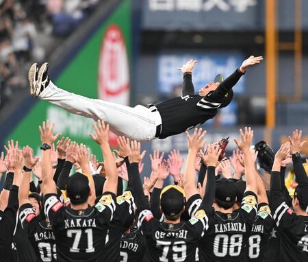 ナインに胴上げされる小久保監督（撮影・高部洋祐）
