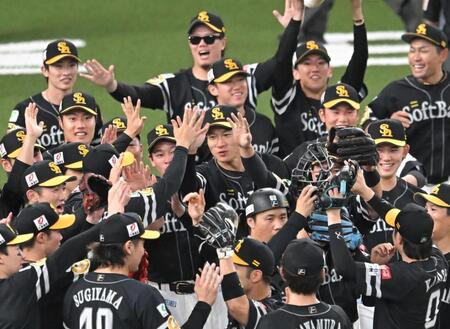 優勝を決め、歓喜の輪でハイタッチを交わす柳田（撮影・飯室逸平）