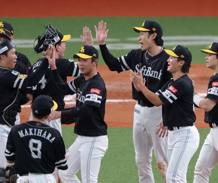 パ・リーグ優勝を決め栗原（中央左奥）とタッチを交わす柳田（撮影・立川洋一郎）
