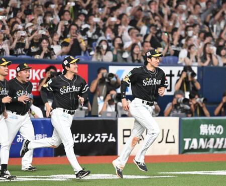 優勝を決め、ナインの先頭に立ってベンチを飛び出す柳田（右）＝撮影・高部洋祐