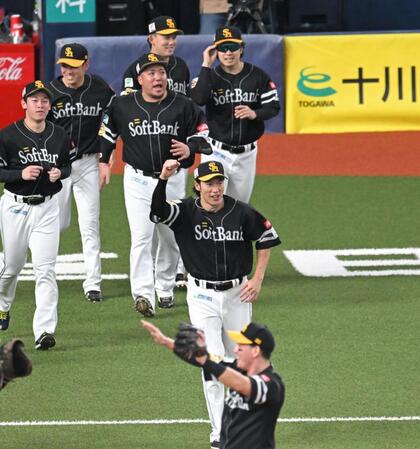 優勝を決め、歓喜の輪へ駆け出す柳田（撮影・飯室逸平）