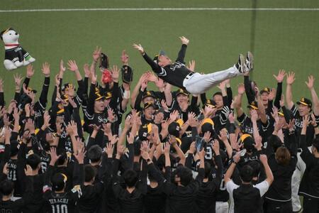３連覇を達成しナインに胴上げされる小久保監督（撮影・金居みつよし）