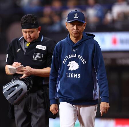 ８回、選手交代を告げる西口監督（撮影・中島達哉）
