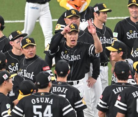 優勝を喜ぶ小久保監督と柳田（撮影・飯室逸平）