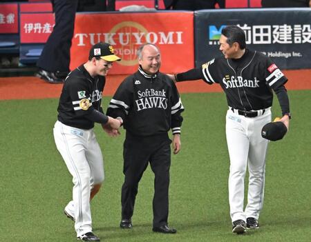 栗原（左）、小久保監督と優勝を喜ぶ孫会長（撮影・飯室逸平）