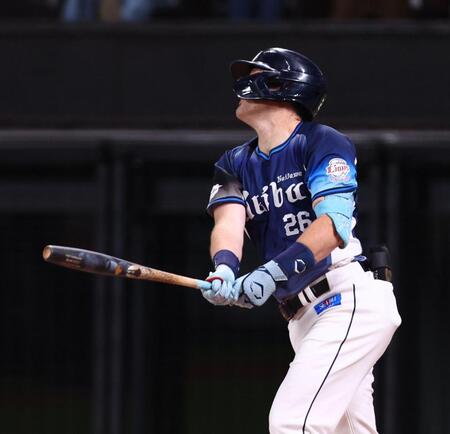 ４回、同点２ランを放つネビン（撮影・中島達哉）