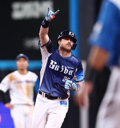 ４回、同点２ランを放ち、スタンドのファンに向かってポーズをとるネビン（撮影・中島達哉）