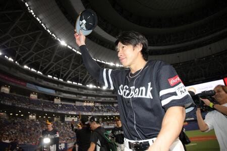 ファンの声援に応える柳田（撮影・坂部計介）