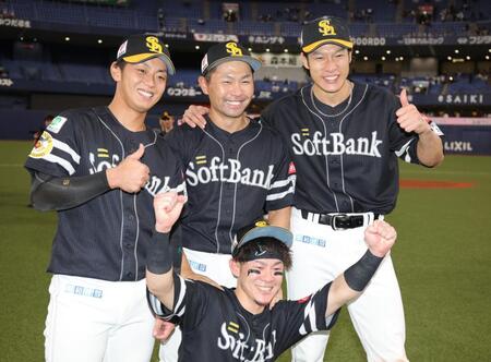 中村晃（中央）を囲む柳田（右）らナイン（撮影・坂部計介）