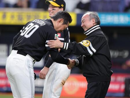 優勝を決め、握手をかわす孫正義オーナーと小久保監督（撮影・坂部計介）