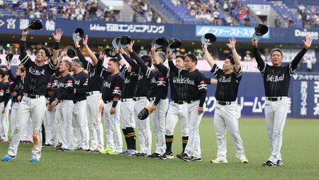 スタンドのファンに挨拶をする小久保監督らナイン（撮影・坂部計介）