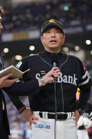 インタビューにこたえる小久保監督（撮影・坂部計介）