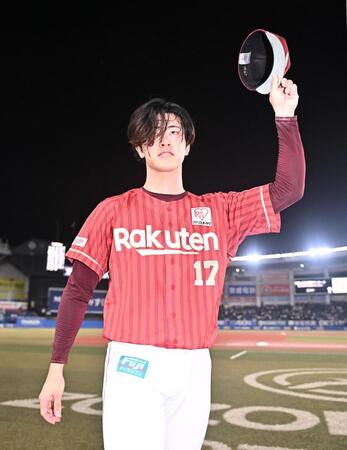 今季２勝目を挙げスタンドの祝福に応える古謝（撮影・開出牧）
