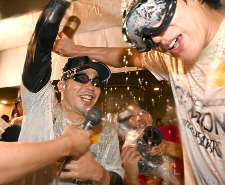 柳田（右）にビールを浴びせる近藤（撮影・高部洋祐）