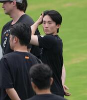 全体練習の前にグランドに訪れた浦田（撮影・堀内翔）