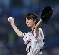 ファーストピッチセレモニーを務めた佐藤菫（ＳＵＭＩＲＥ）＝撮影・金田祐二
