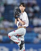 ファーストピッチセレモニーを務めた佐藤菫（ＳＵＭＩＲＥ）＝撮影・金田祐二