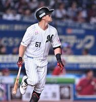 １回、レフトへ先制の３１号ソロを放ち打球を見上げる山口（撮影・開出牧）