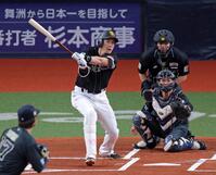 １回、左中間へ二塁打を放つ柳田（撮影・立川洋一郎）