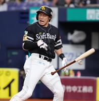 ３回、曽谷の投球がバットに当たり、顔をしかめる柳田（撮影・坂部計介）