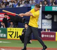 始球式のボールを豪快に空振りする糸井嘉男氏（撮影・坂部計介）