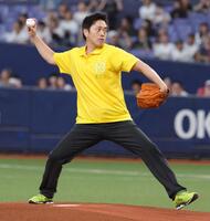 始球式を行う吉村洋文大阪府知事（撮影・坂部計介）