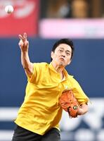 セレモニアルピッチを務める大阪府・吉村洋文知事（撮影・高部洋祐）