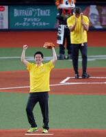 セレモニアルピッチを務めた吉村洋文大阪府知事（撮影・立川洋一郎）