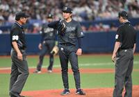 ６回、マウンドで不調を訴える曽谷（撮影・高部洋祐）