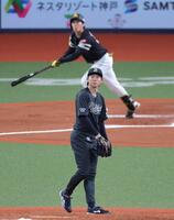 ６回、柳町達に同点適時打を打たれる曽谷（撮影・立川洋一郎）