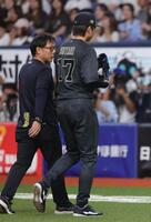 ６回、異常を訴え、降板する曽谷（撮影・坂部計介）