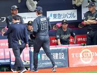 ６回、左肘付近に違和感を感じ治療に向かう曽谷（１７）を見つめる岸田監督（中央）＝撮影・立川洋一郎