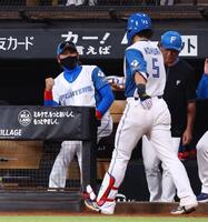 ６回、ソロを放った野村（５）を迎える新庄監督（撮影・中島達哉）