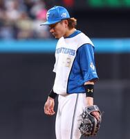 ６回、水野の帽子にトンボが止まる（撮影・中島達哉）