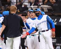 達（左）を迎える新庄監督（撮影・中島達哉）