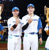 「Ｊ」ポーズで記念撮影に応じる進藤（左）と野村（撮影・中島達哉）