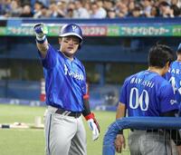 ３回、先制ソロを放ちスタンドを指さす牧（撮影・金田祐二）