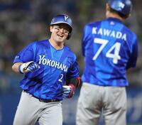 ３回、左越えに先制ソロを放ち笑顔の牧（撮影・金田祐二）