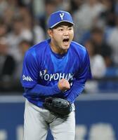 ２回、古賀を併殺打に仕留めほえる石田裕（撮影・金田祐二）