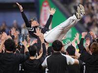 ナインに胴上げされる小久保監督（撮影・坂部計介）