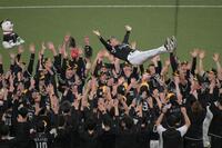 ３連覇を達成しナインに胴上げされる小久保監督（撮影・金居みつよし）